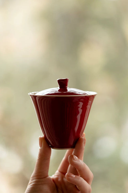 Gaiwan rojo con motivo de nubes auspiciosas