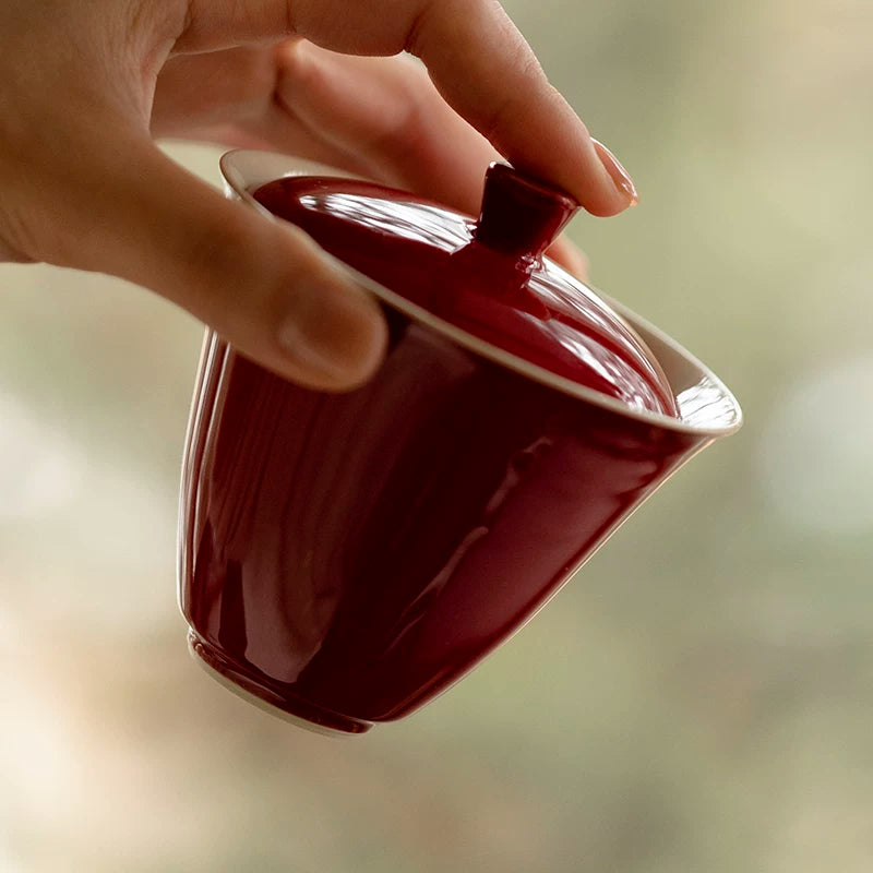 Gaiwan rojo con motivo de nubes auspiciosas