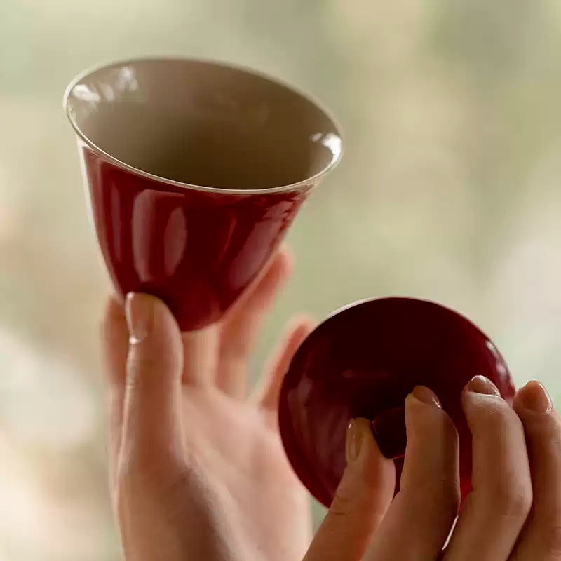 Gaiwan rojo con motivo de nubes auspiciosas